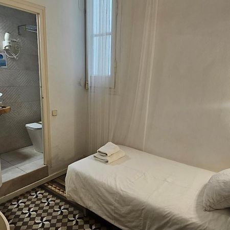 Hostal Eixample บาร์เซโลนา ภายนอก รูปภาพ