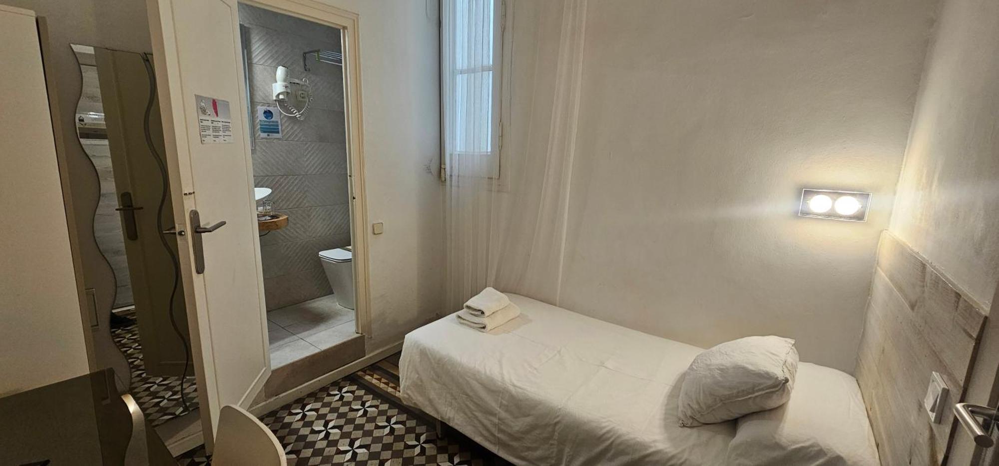 Hostal Eixample บาร์เซโลนา ภายนอก รูปภาพ